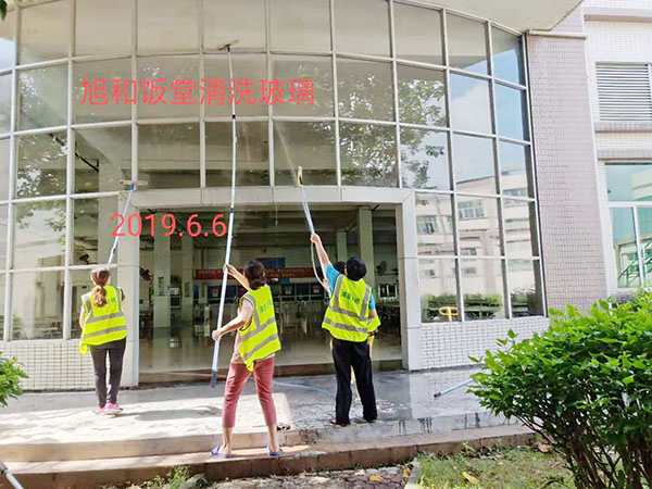 饭堂清洗玻璃